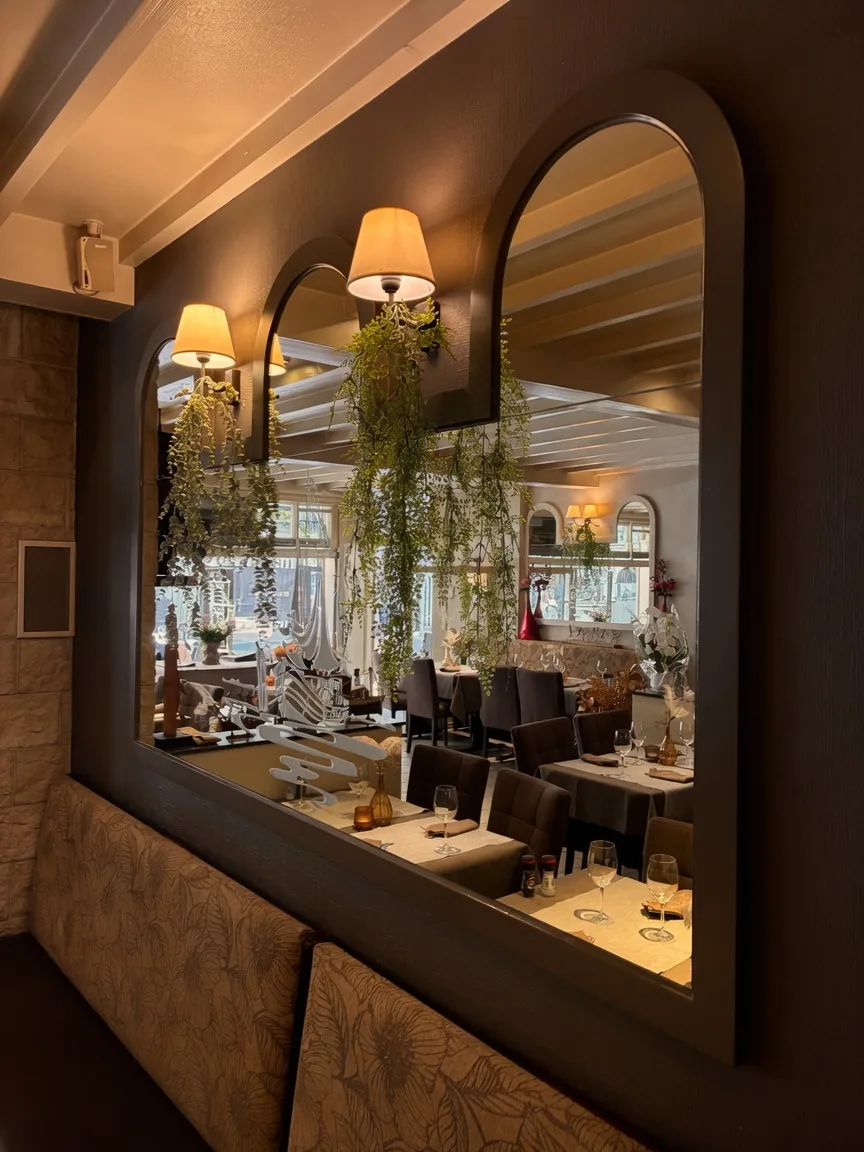 Interieur met spiegels en hangplanten